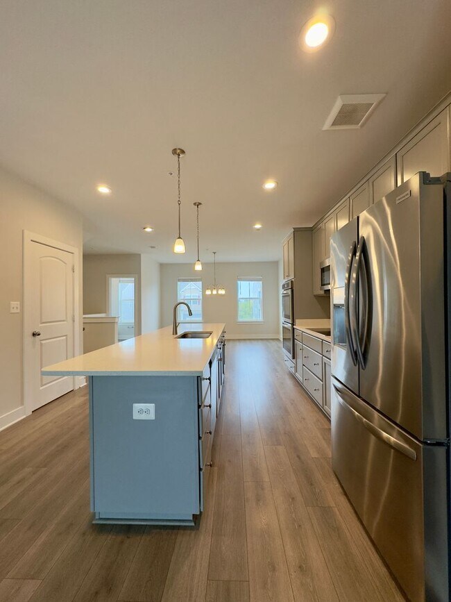 Building Photo - Charming 4 Bedroom/3.5 Bathroom in New WIn...