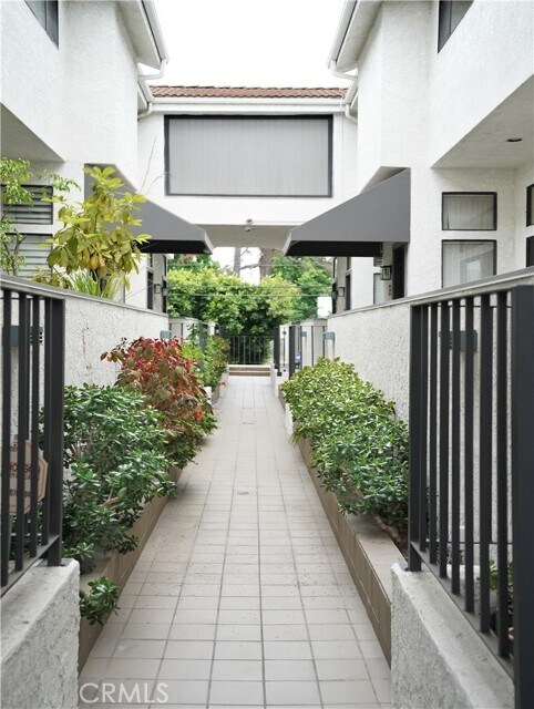 Building Photo - 14025 Riverside Dr