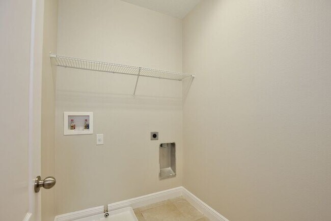 Building Photo - Beautiful 3/2.5 Spacious Townhome with a Private Courtyard and a 2 Car Garage in the Desirable Sa...