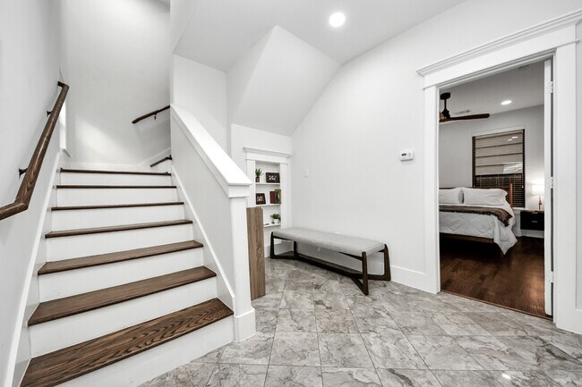 Building Photo - 916 W 20th St