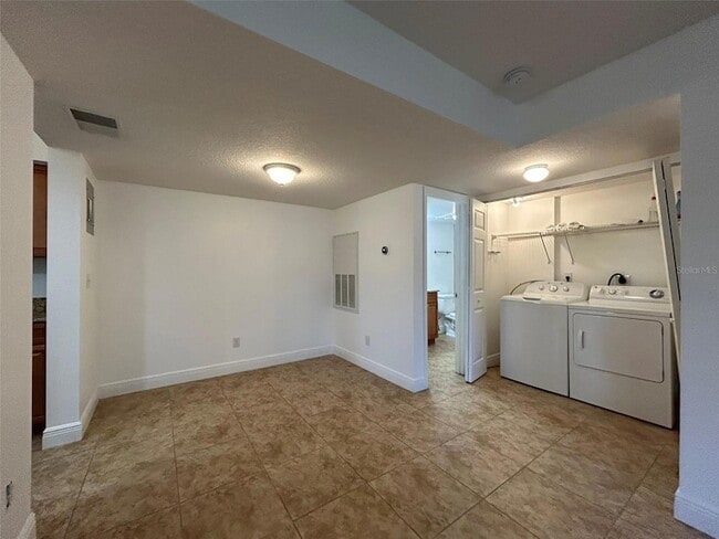 Building Photo - 220 Riverbend Dr