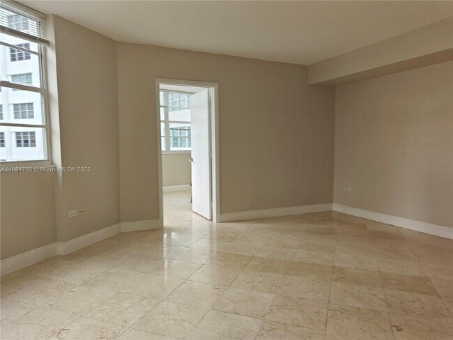 Building Photo - 825 Brickell Bay Dr