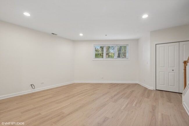 Building Photo - 3252 Thayer St