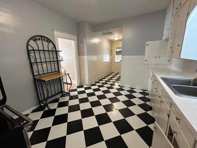 Building Photo - 3 Bedroom 1 Bath Large House with Garage & Many Amenities
