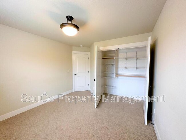 Building Photo - 727 NE 65th Ct