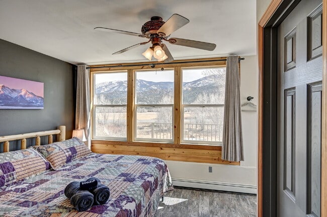 Building Photo - Affordable Luxury 2b/1b in Salida — Utilit...