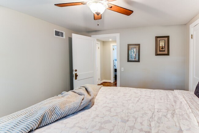 Building Photo - 432 27th St