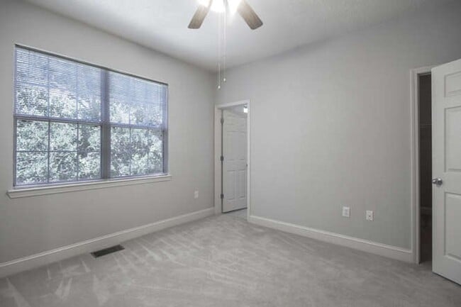 Building Photo - Updated Townhouse