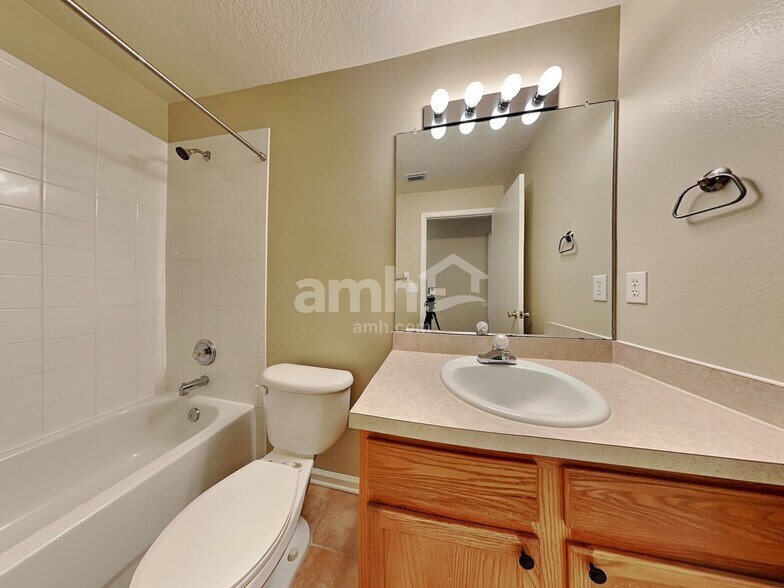 Building Photo - 807 Ridge Haven Drive
