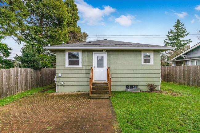 Building Photo - Rent Now! 2 bedroom 2 bath in North Portland