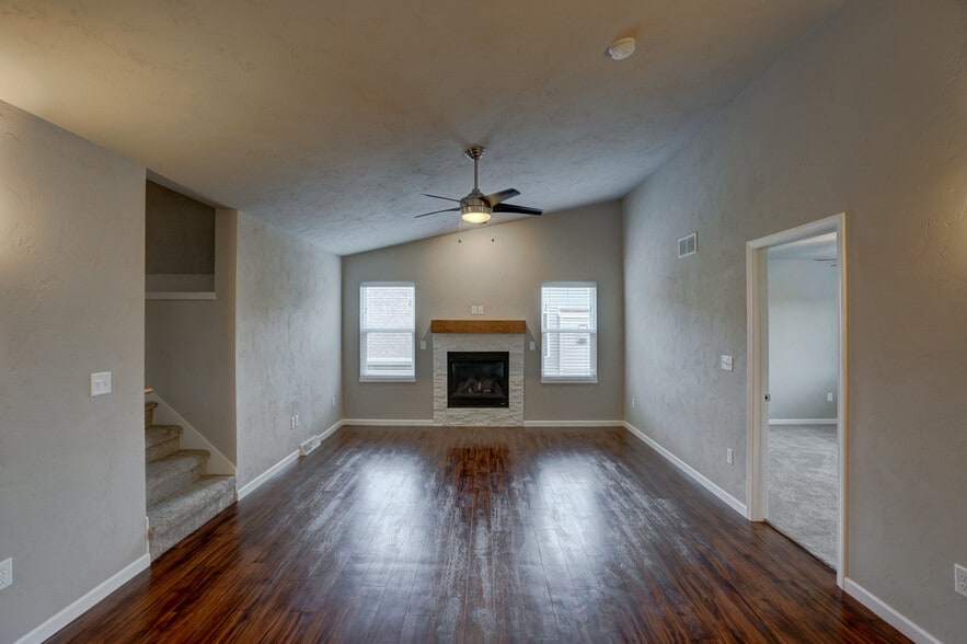Living room, gas fireplace, vaulted ceiling - 826 Thompson Dr