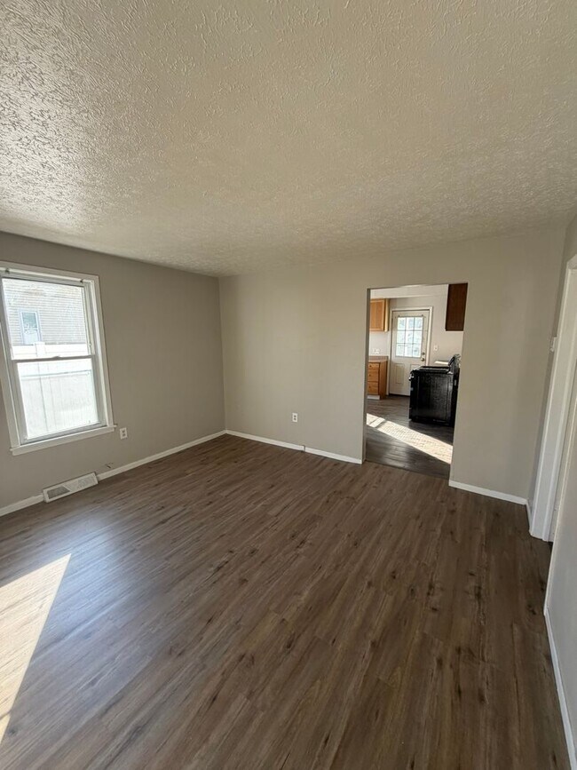 Building Photo - 2200 W 103rd St