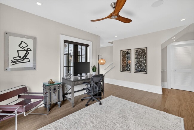 Building Photo - 400 Mola Ave