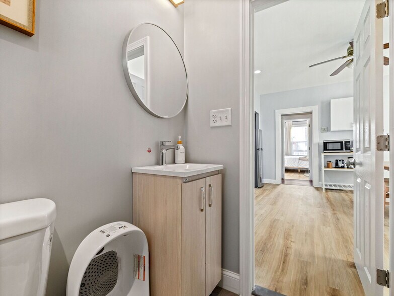 Building Photo - 168 School St