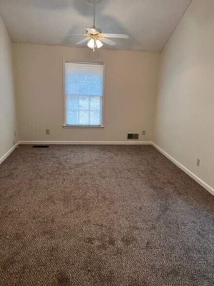 Building Photo - 180 Little Creek Dr