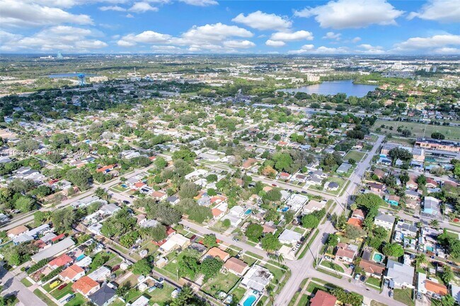 Building Photo - 2419 Coolidge St