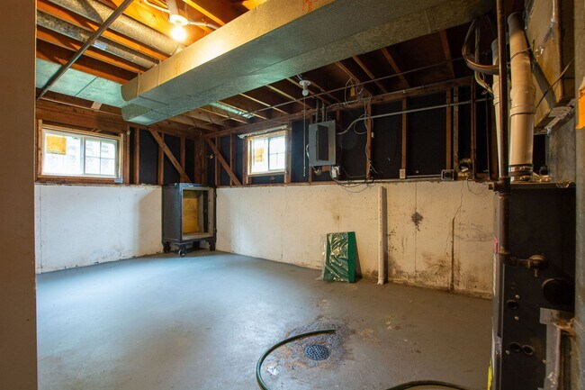 Building Photo - Adorable 3 Bedroom / 1 Bath Split Entry Home in Carter Lake with 2 Car Detach Garage!