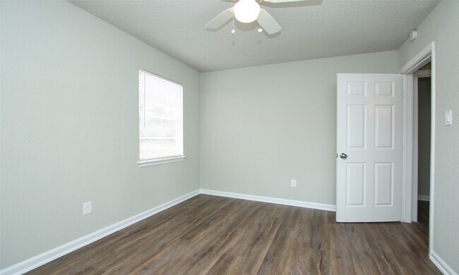 Building Photo - 6110 Glen Lee Dr