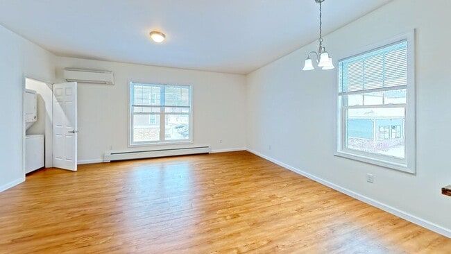 Building Photo - 2 bed, 1 bath apartment with washer and dryer included (65 Griffin Ln #202)