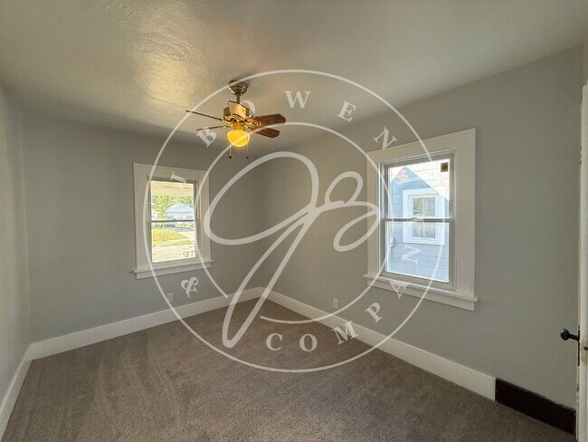 Building Photo - "Charming 2-Bedroom Retreat in West Toledo with huge garage.