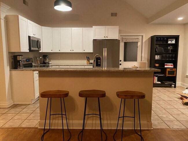 Building Photo - Eastside Three Bedroom Available for Rent July 2026