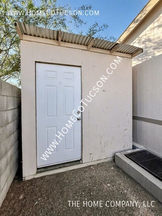 Building Photo - 5717 S Stewart Blvd