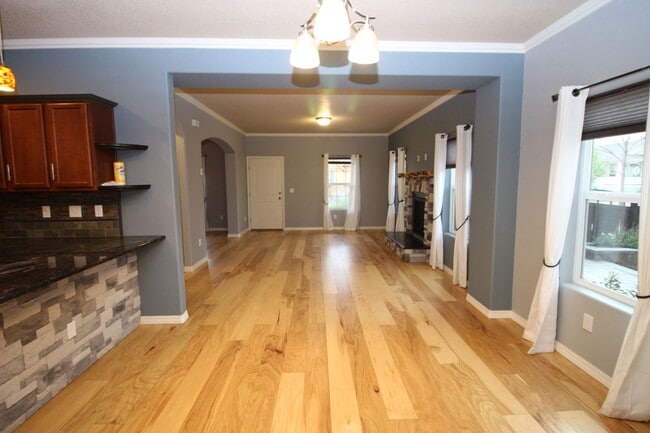 Building Photo - Beautiful 3bdrm 3bath home in Gold Hill Mesa