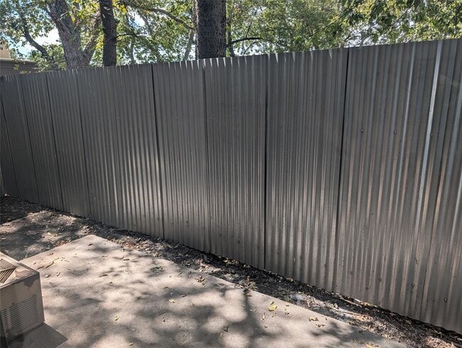 Building Photo - 905 E 51st St