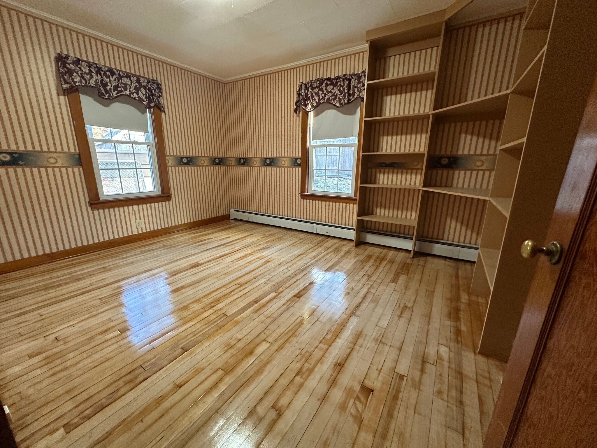 Building Photo - 4 Maple Ave