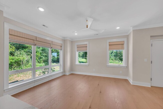 Building Photo - Beautiful 2BR/2BA top-floor end unit!