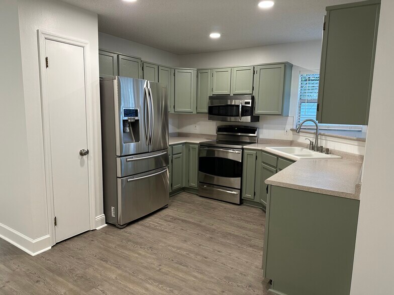 Building Photo - 8 Saint Ives Dr