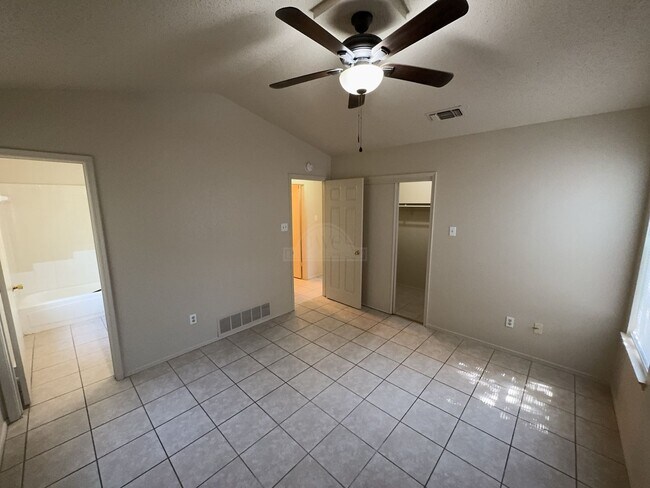 Building Photo - 2208 Hemlock Dr