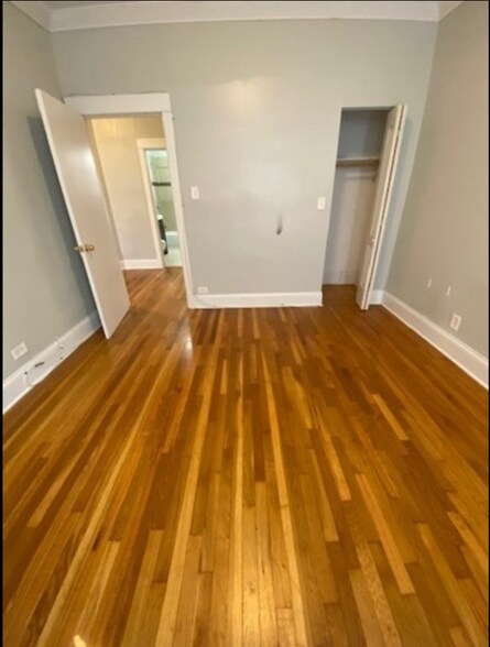 Building Photo - 1318 W Waveland Ave