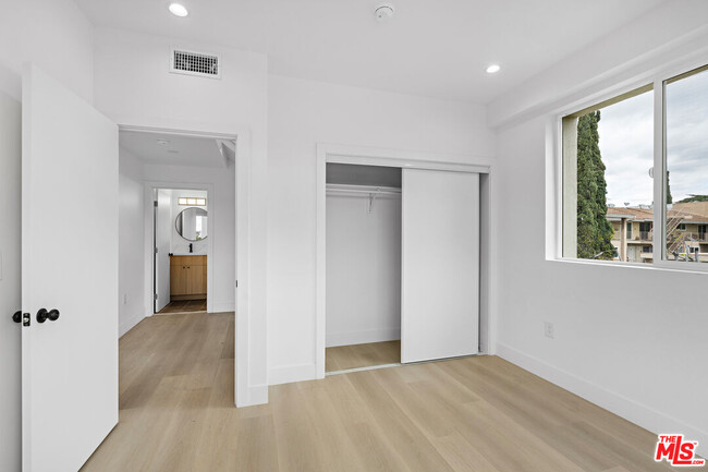 Building Photo - 10742 Hortense St
