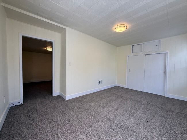 Building Photo - Updated 3BR house with fenced yard!