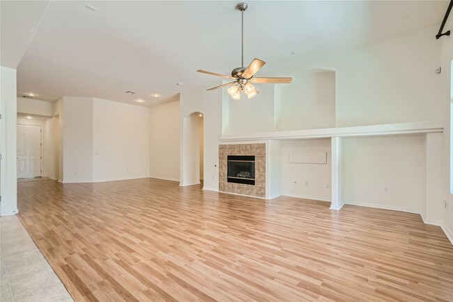 Building Photo - Stunning 4 Bedroom Home in SUMMERLIN!