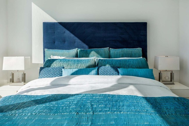 Building Photo - Stunning LUMINA Condo with Bay Views