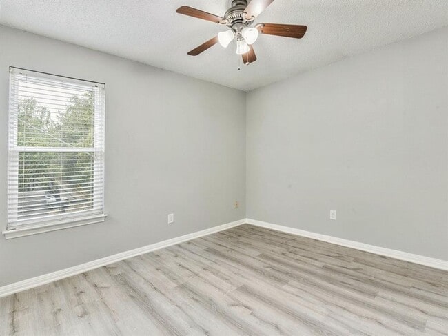 Building Photo - Charming 2 Bedroom, 1.5 Bathroom Home with...