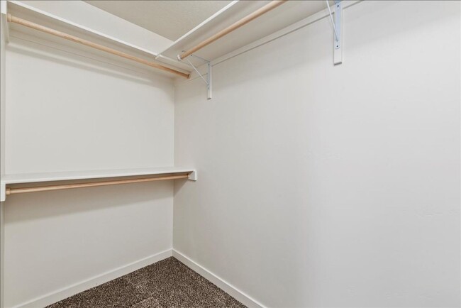 Building Photo - 3 Bedroom, 2 Bath Home w/2 Car Garage in D...