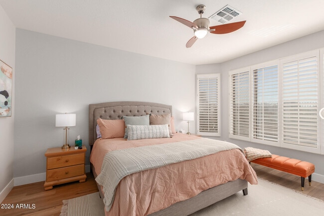 Building Photo - 3725 E Meadowview Dr