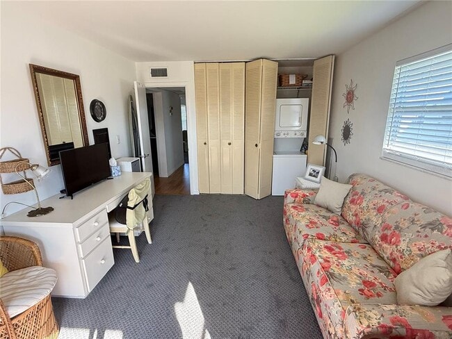 Building Photo - 205 Andover Pl N