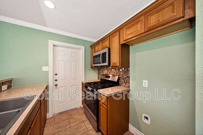 Building Photo - 517 Oak Dr