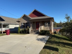 Building Photo - Beautiful home 3 minutes from ETSU!