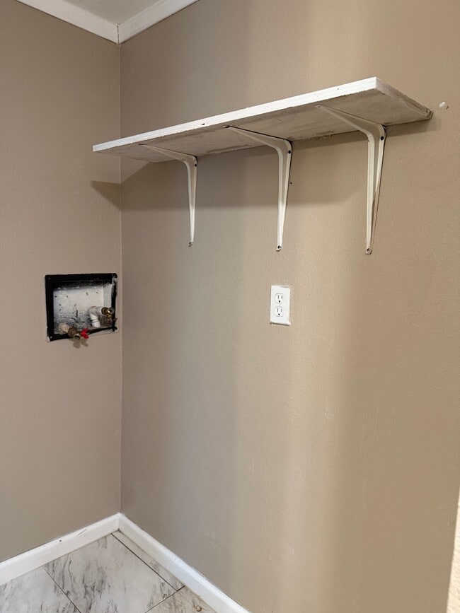 Building Photo - 10 Lakeview Dr