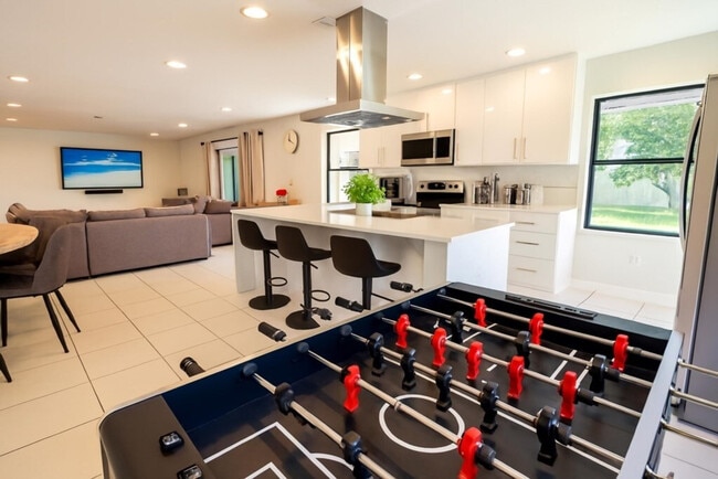 Building Photo - 830 SW 14th Ct