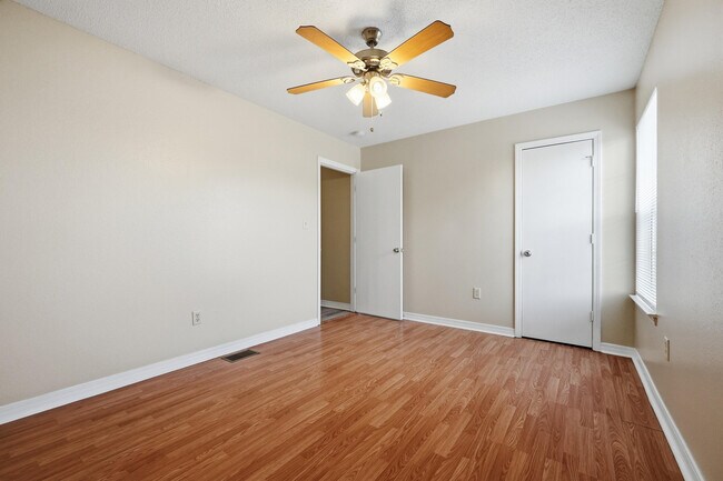 Building Photo - 1807 Whispering Oaks Ln