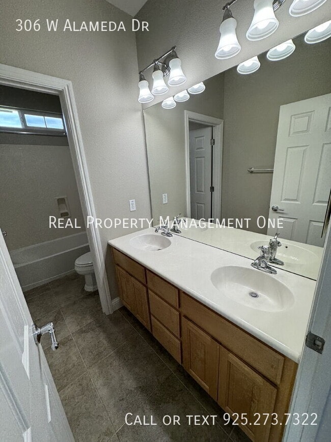 Building Photo - 306 W Alameda Dr