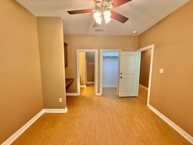 Building Photo - 4 Bedroom 3.5 Bath Duplex in East Tyler!