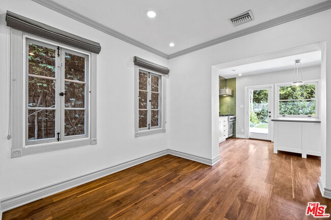 Building Photo - 8901 Rosewood Ave