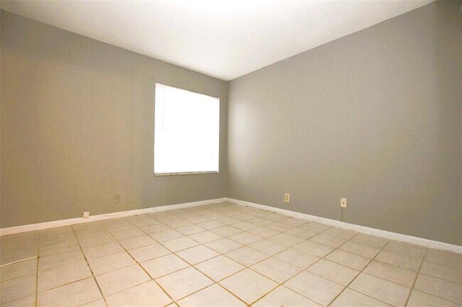 Building Photo - 217 Lake Pointe Dr